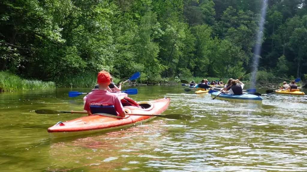 Kajakarstwo kabłąkowe: techniki, bezpieczeństwo i najlepsze trasy