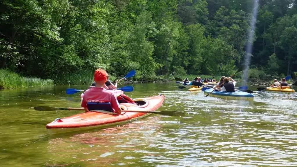 Kajakarstwo kabłąkowe: techniki, bezpieczeństwo i najlepsze trasy