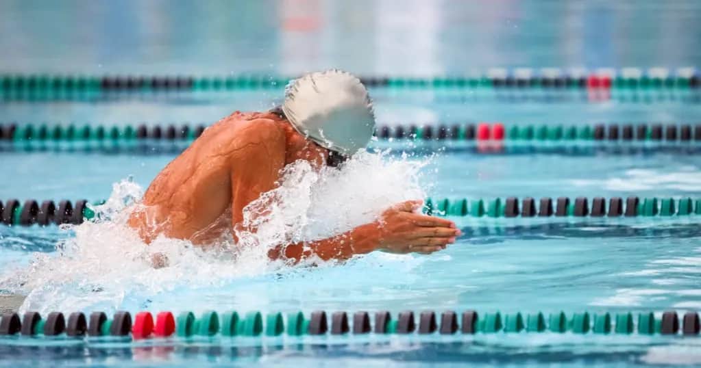 Czy pływanie żabką jest dobre na kręgosłup? Odkryj prawdę o technice