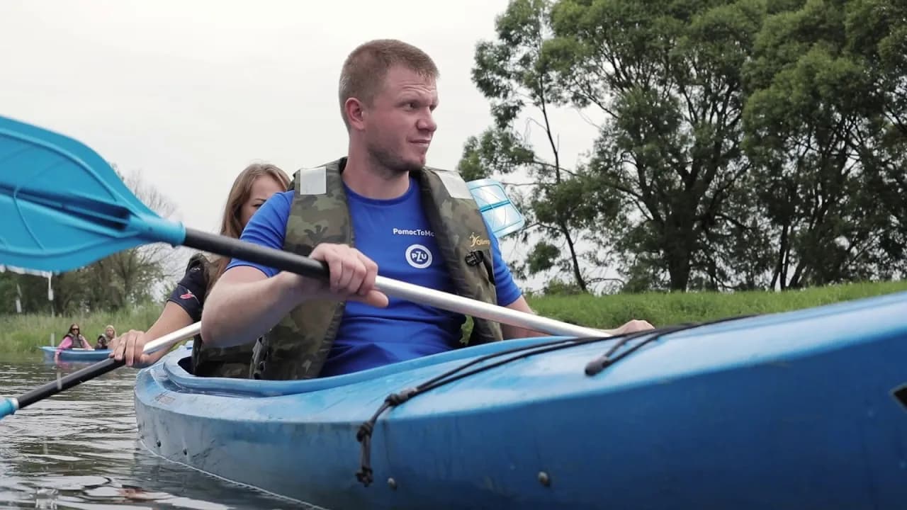 Kajakarstwo niepełnosprawnych: odkryj korzyści i dostępne programy