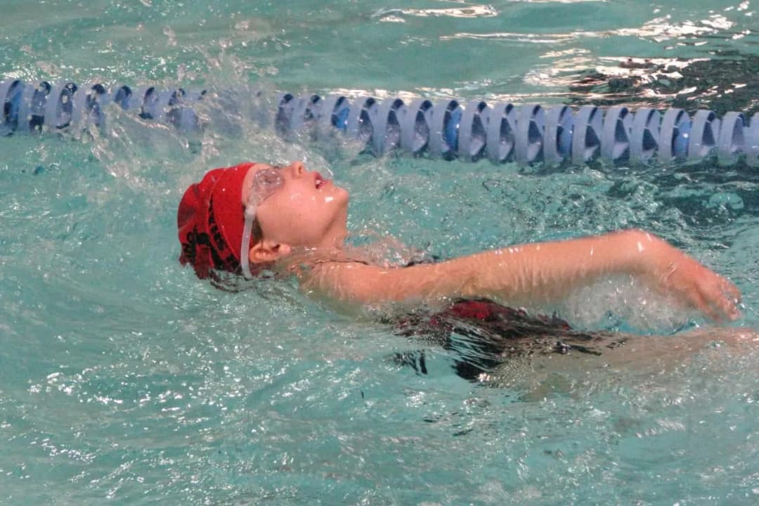 Jak nauczyć się pływać na plecach - proste techniki dla każdego