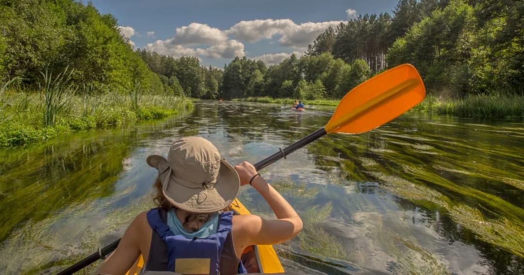 Kajakarstwo w Polsce: odkryj najlepsze miejsca i porady dla początkujących