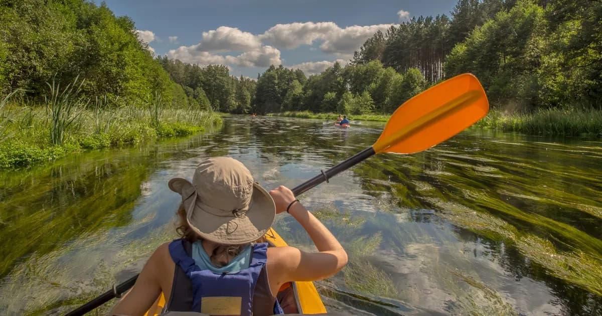 Kajakarstwo w Polsce: odkryj najlepsze miejsca i porady dla początkujących