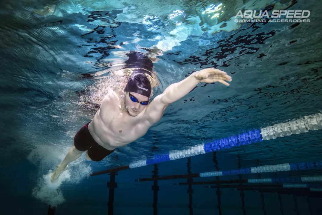 Styl pływacki w którym pływa się na boku: techniki i zalety pływania