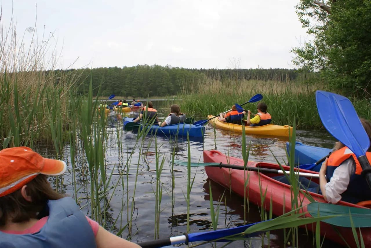 Spływ kajakowy Lubrza: idealna trasa dla rodzin i początkujących
