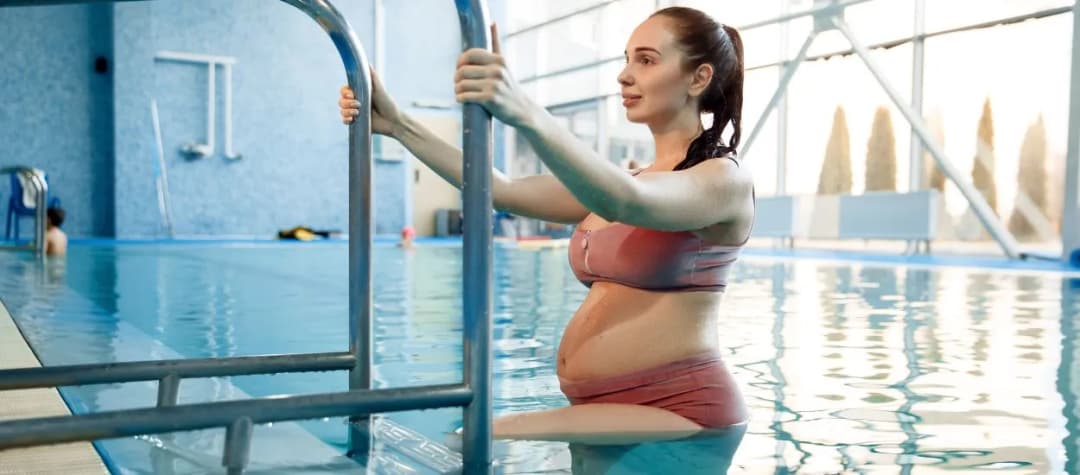 Pływanie w ciąży jakim stylem - bezpieczne i komfortowe metody