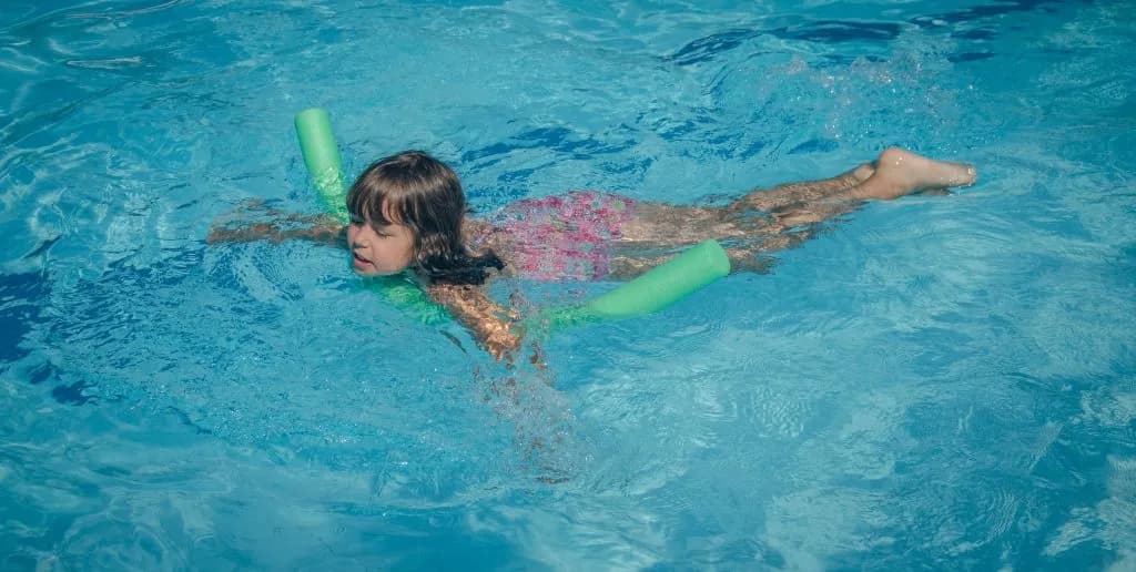 Jak nauczyć dziecko pływać żabką – sprawdzone metody i porady