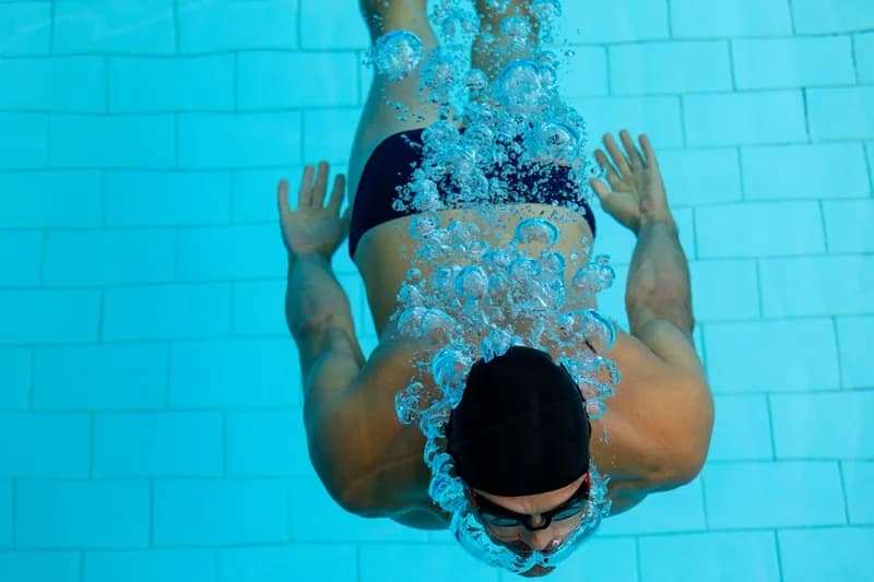 Jakie mięśnie pracują podczas pływania kraulem i jak je wzmocnić