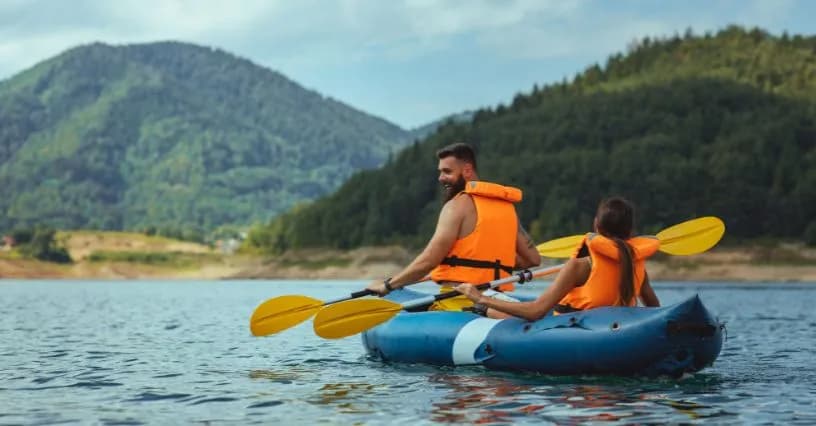 Jaki kajak pneumatyczny wybrać? Porównanie modeli i ich cech