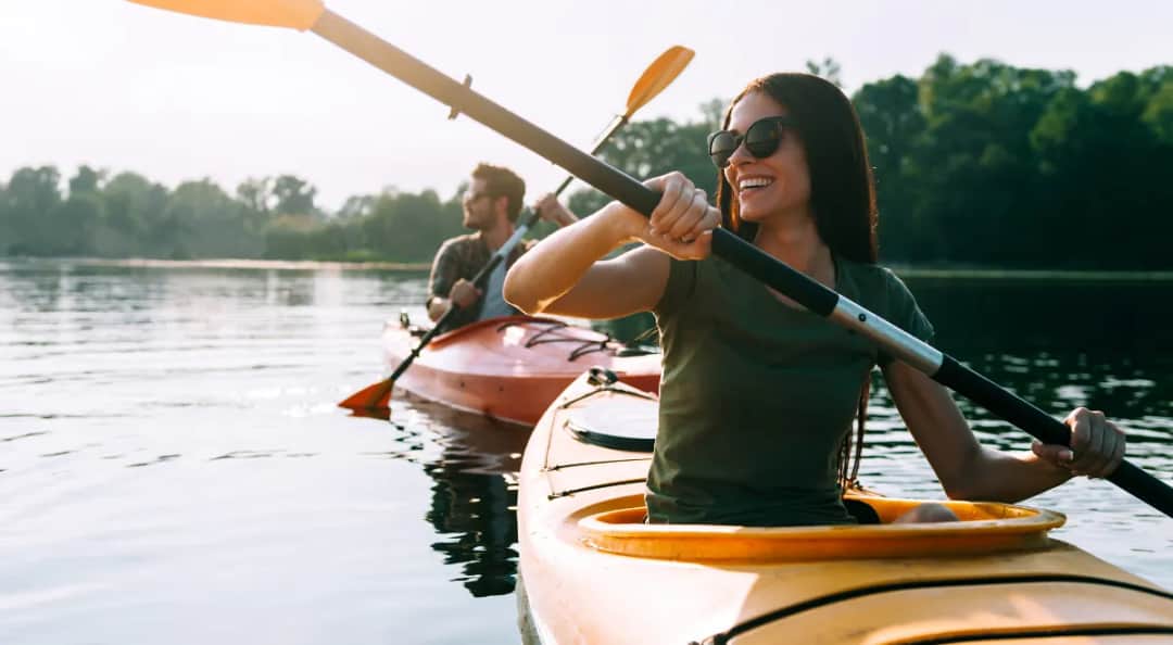 Kajakarstwo a wioślarstwo – odkryj kluczowe różnice i podobieństwa